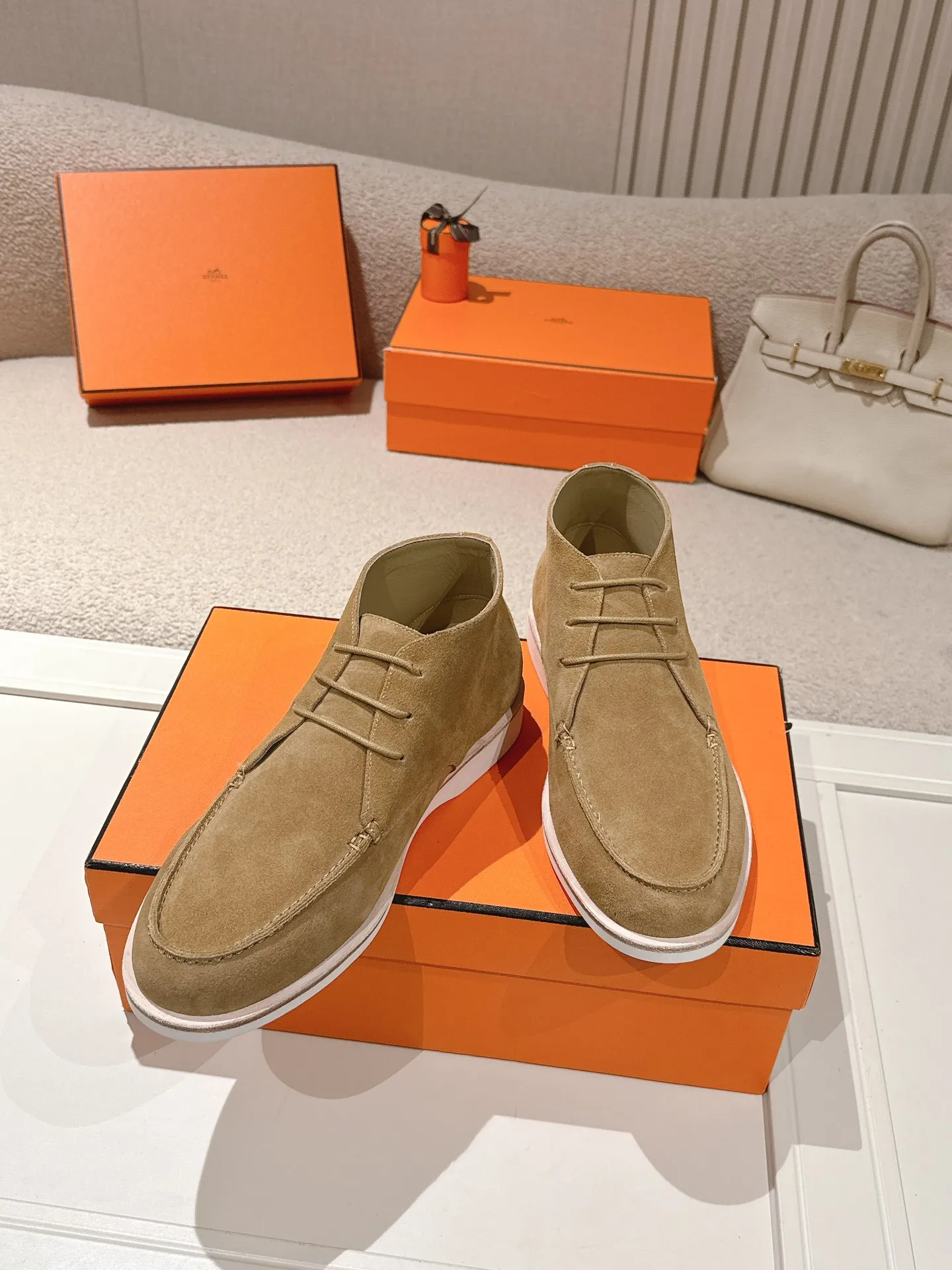 Men's Men's Shoes 660💰 Hermes men's size #26ss calfskin derby shoes, decorated with signature "H Diamant" details for a stylish and casual style. Fabric: Cow suede Lining: Mixed sheep lining Outsole: Genuine leather welt + original TPU Bottom thickness: 3CM Code number: 39-45 (customized at 46.47)